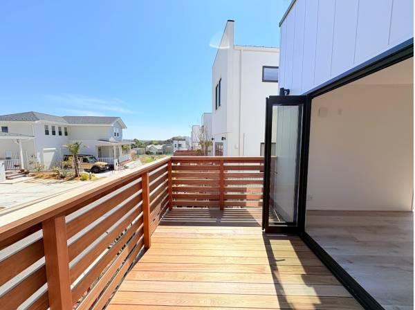 日当たりの良い南向きのウッドデッキ