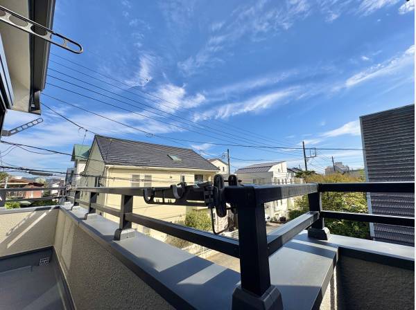 光の雫が降りそそぐ開放感あふれるバルコニーです