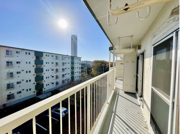 バルコニーは風通しがよく、洗濯物がよく乾きそうです