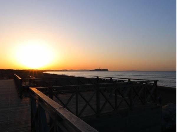 夕日を眺めにふらっと海まで行ける距離感です。