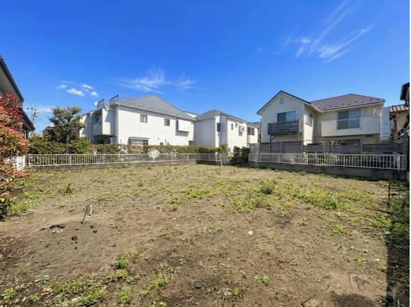 周囲に建物が迫らない、光と風を感じる贅沢な余白。