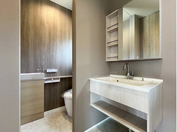 ウッドをあしらった洗練感溢れるサニタリー