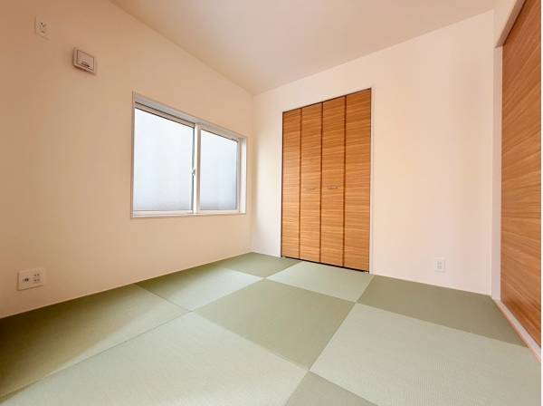 LDKと面した約4.5帖のモダンスタイルの和室