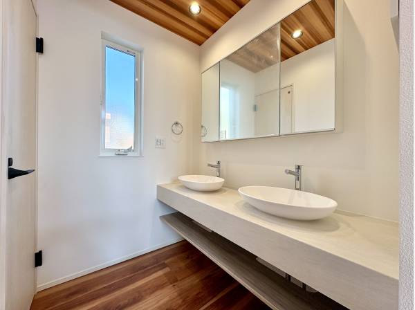 ダブルボウルの洗面化粧台