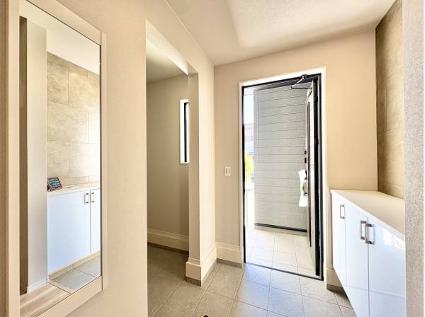 落ち着いた雰囲気のある玄関は、ご家族の帰りを暖かく迎えます