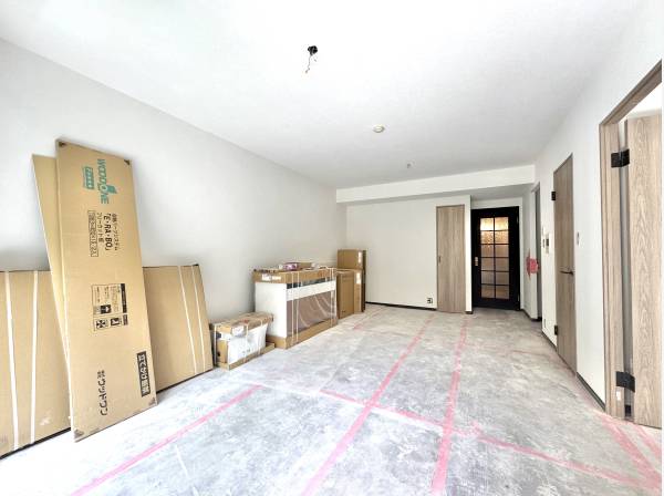 室内はリフォーム工事中。内覧はご案内可能です。