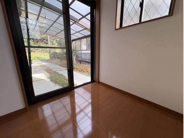 駐車場から荷物をそのまま置けるスペースの部屋がありましょ。