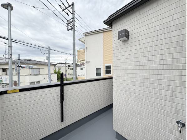 広いバルコニーで洗濯物ができます。