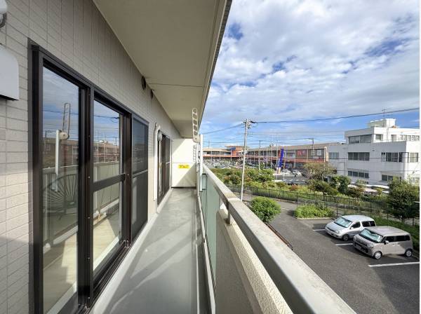 南向きの広いバルコニーは陽当たりが良くお洗濯もカラっと乾くでしょう