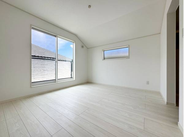 自然光の映える白で統一されたお部屋