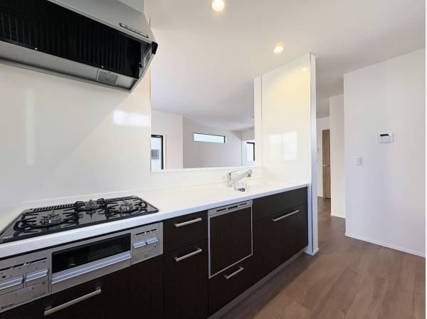 家族の顔が見える対面式キッチン