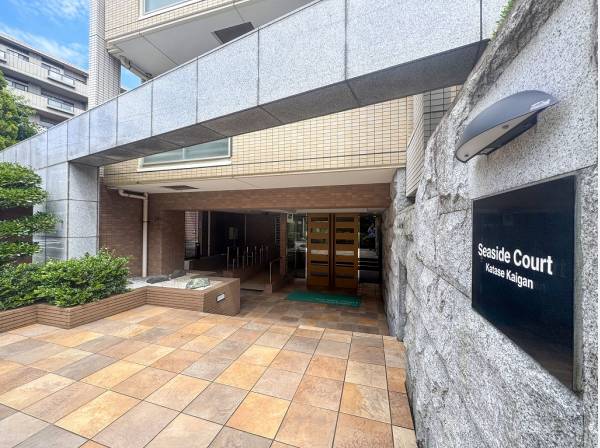 鮮やかなタイルが素敵なマンションエントランス