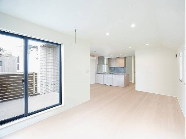 南向きの大きな窓から柔らかな陽光がひろがるLDK