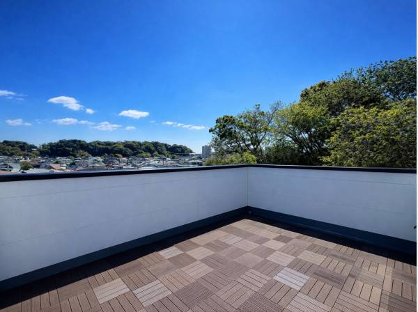 空と緑を一望する、贅沢なプライベートルーフバルコニー。