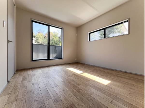 ウォークインクローゼットが完備された約7帖の主寝室