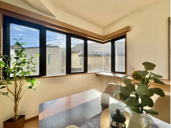 光を取り込む、窓辺のダイニングです