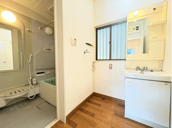 サニタリールームとバスルーム