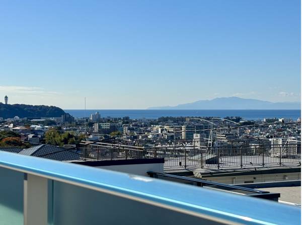 眼下に広がる街並みと青い海。開放的な日常をお楽しみください