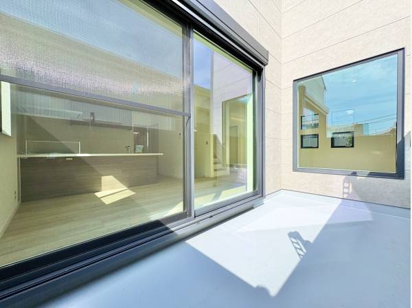 奥行きのある広いバルコニー、その広さを全て受け止める大きなサッシ