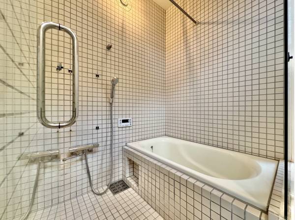 タイルに包まれた、ホテルライクなバスルーム