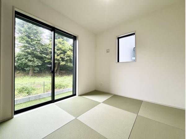 畳と緑が織りなす、やすらぎのひと間