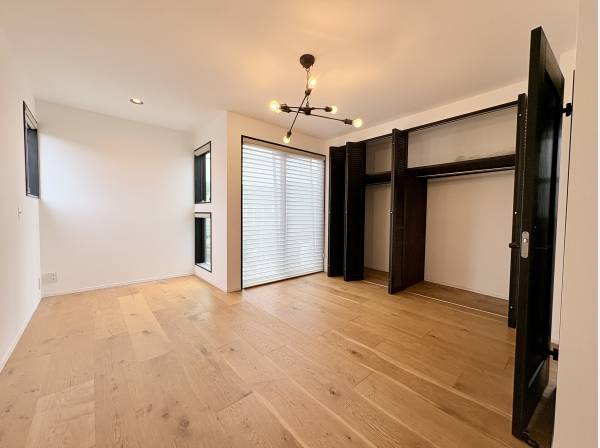 3階洋室は約17帖。使い勝手の良い収納のある空間です