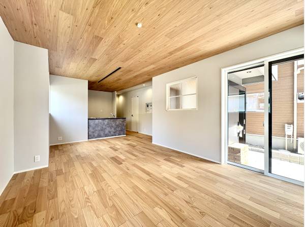 窓が多く開放的なリビング