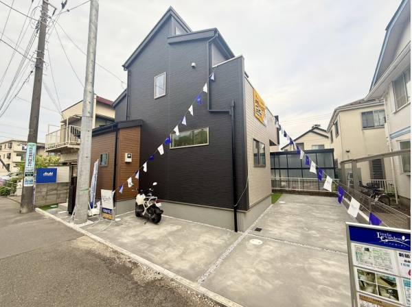 お車と自転車などもゆとりを持って駐車可能！
