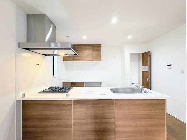 家族の顔が見えるスタイリッシュなキッチン