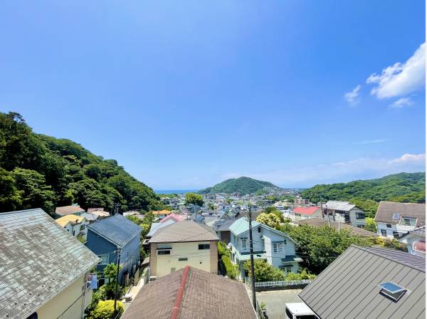 海と青空がどこまでも続いてくかの様な眺望