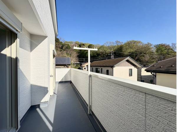 広い空と緑を望むバルコニー