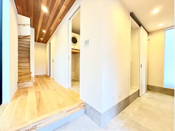 玄関ホールに入ると土間から直接水回りにアクセスできる利便性の高い動線