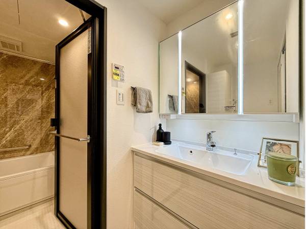 洗面化粧台と浴室。全て新規交換済みです。