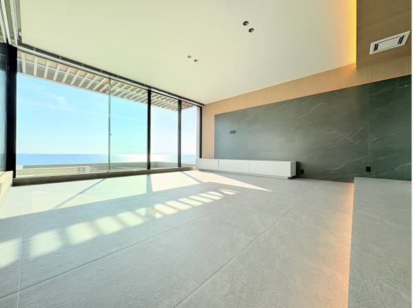 相模湾を眺めながらゆっくりお寛ぎいただけますリビング２１．８帖