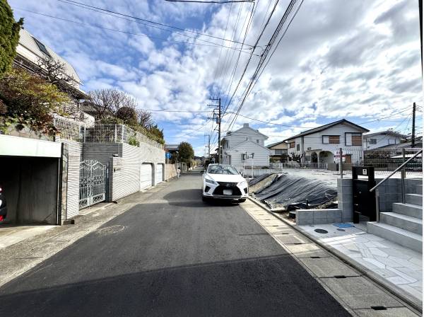 道路も広く車の通行も安心