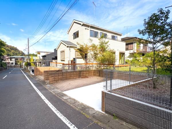 緑豊かな鎌倉の景観に調和するガーデンハウス