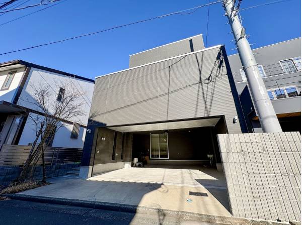 外からの視線を美しく遮り光はしっかり取り込むソリッドな外観