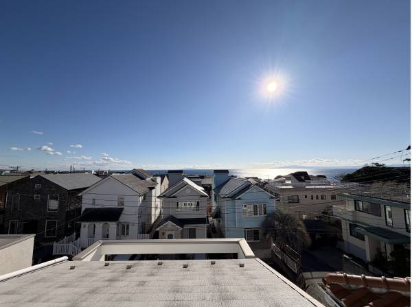 ルーフバルコニーから海、江ノ島、天気のいい日は富士山も眺めれます