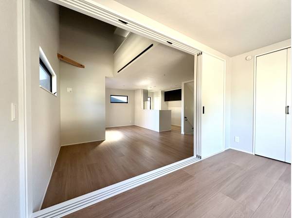 隣室から眺めるリビングは、ひと続きの広がりが魅力です