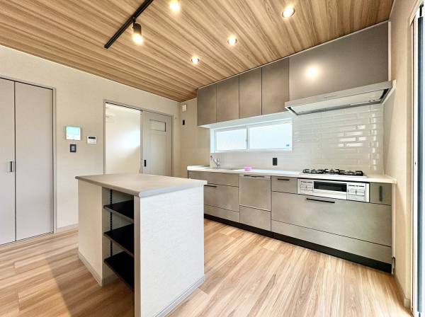 システムキッチンは食洗機と浄水器付き