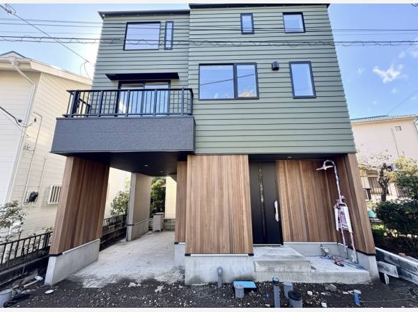 雨の日に嬉しいビルトインガレージ付き。外シャワーも付いてます。