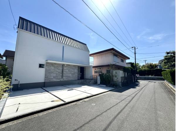 前面道路も広く車は3台分駐車可能