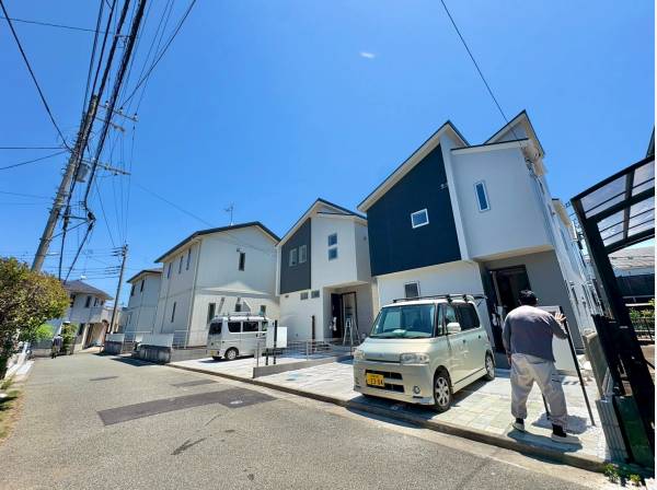 前面道路はゆとりがあり、お車の出し入れもスムーズに行えます。