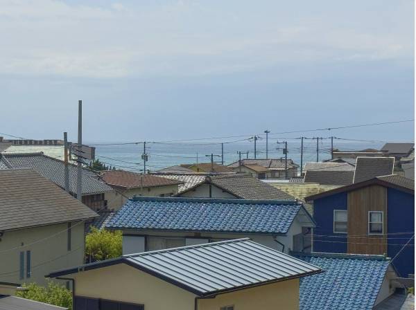 バルコニーに出て南を見ると海が！分かりづらいですが、結構よく見えます！