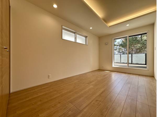 約7.5帖の主寝室/間接照明付きで、折上天井で開放感がございます