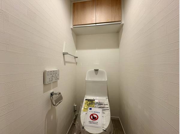 収納たっぷりなトイレ