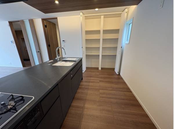 キッチン横にはパントリーがあり便利です！