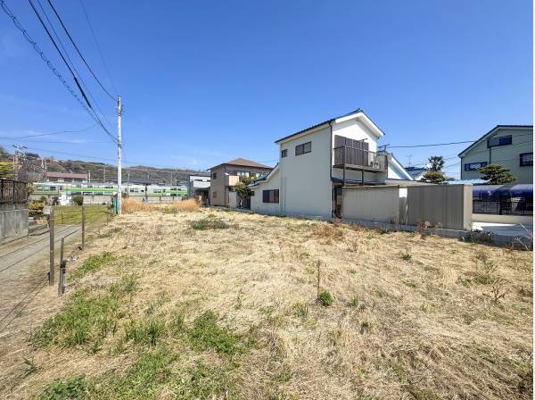 接道の向かいに公園が広がる開放的な立地