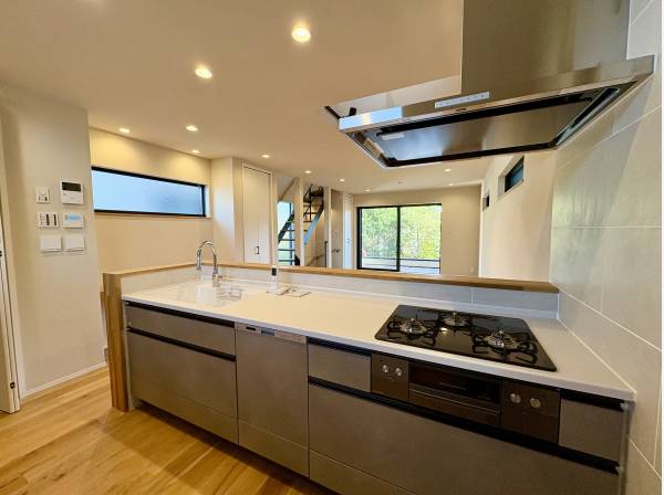 食洗器付きの対面式システムキッチン