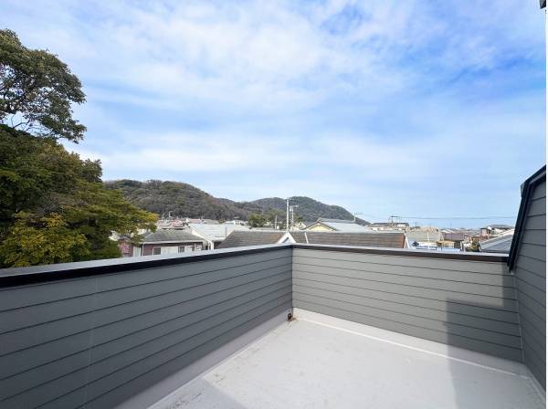 目線の先に広がる山々が季節の訪れを知らせてくれます